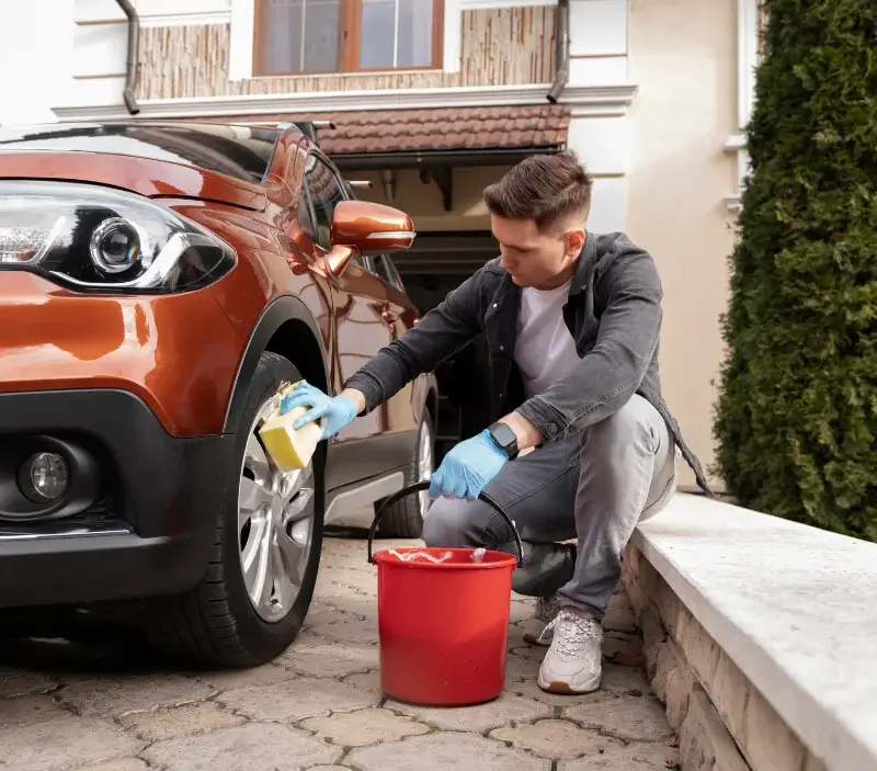 Lavage auto à domicile Charency-Vezin : professionnel intervenant sur un véhicule
